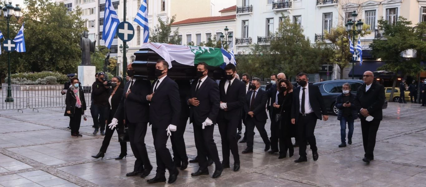 Στη Μητρόπολη η σορός της Φ.Γεννηματά - Με τις σημαίες της Ελλάδας, του ΠΑΣΟΚ & του ΚΙΝΑΛ «ντυμένο» το φέρετρο